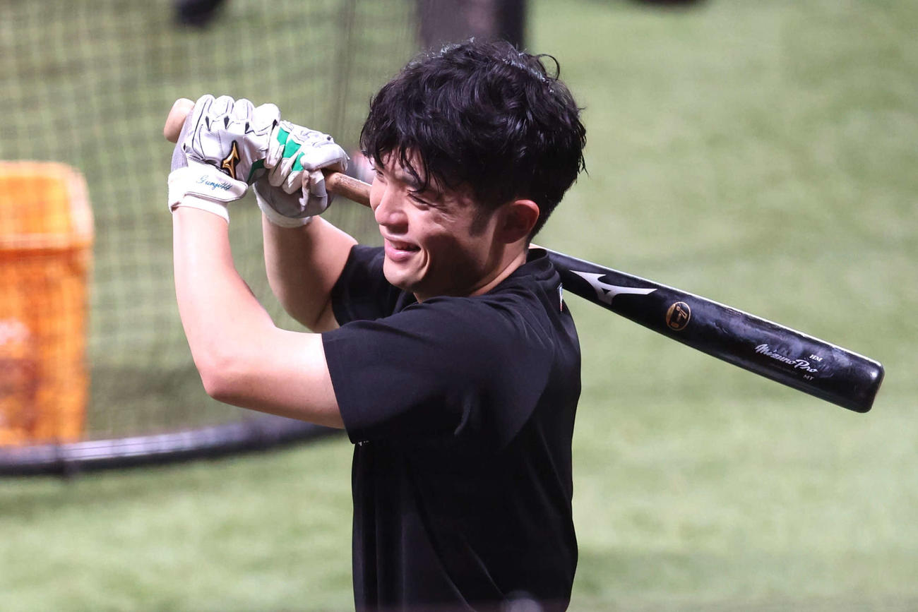 笑顔でティー打撃する日本ハム郡司（撮影・黒川智章）