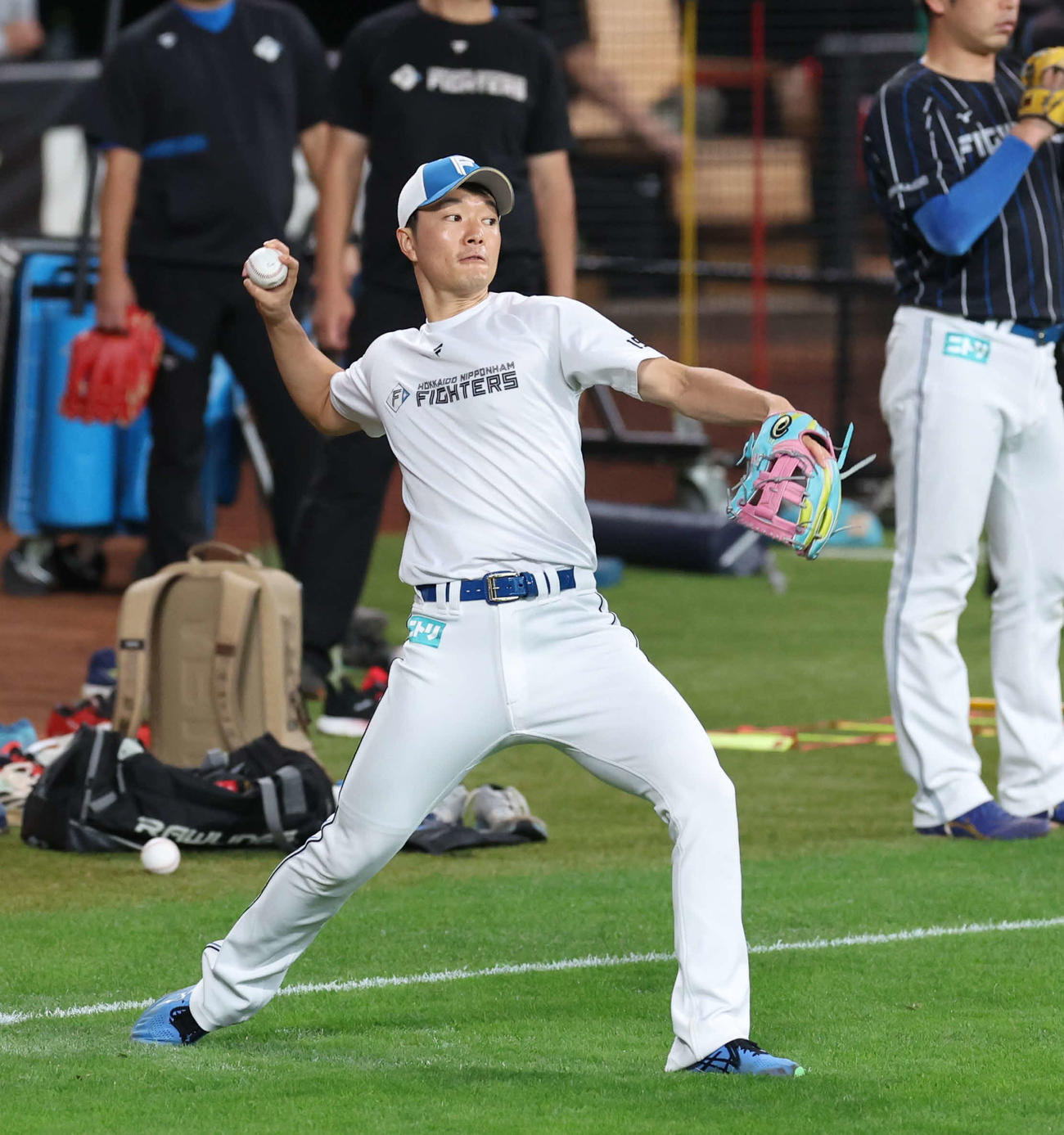 キャッチボールする日本ハム玉井（撮影・黒川智章）