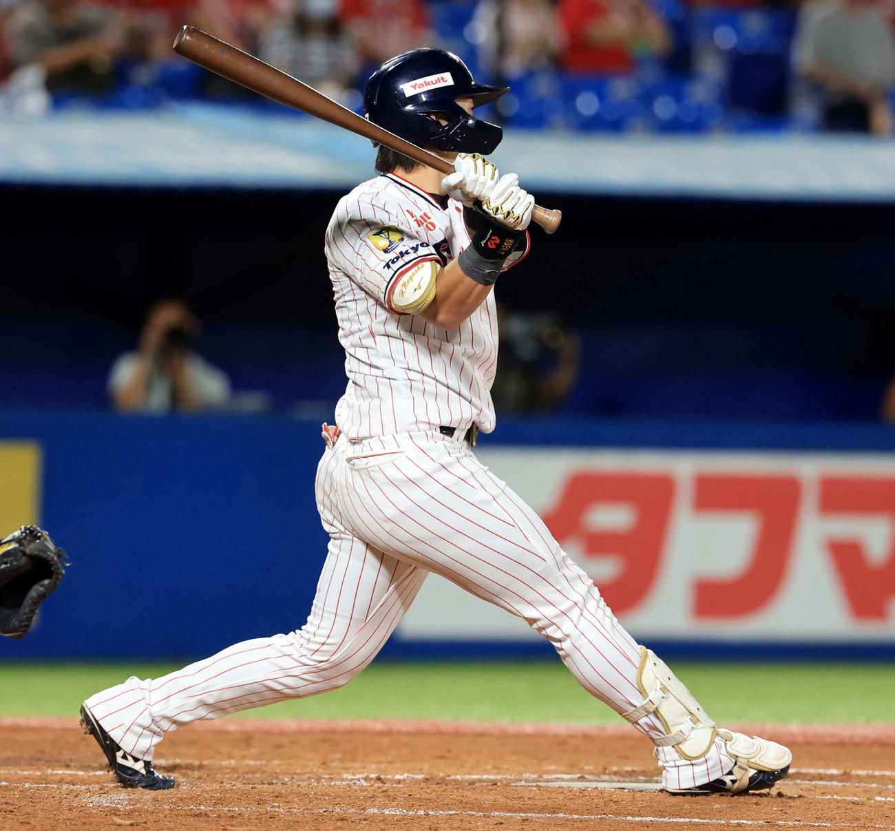 ヤクルト対広島　2回裏ヤクルト2死一、二塁、長岡は中越え逆転2点適時二塁打を放つ（撮影・浅見桂子）