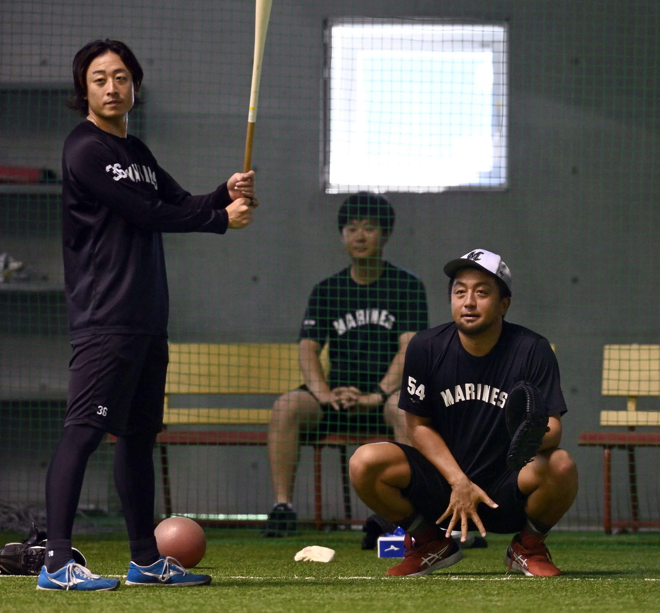 投手田村にサインを出すロッテ沢村（撮影・たえ見朱実）