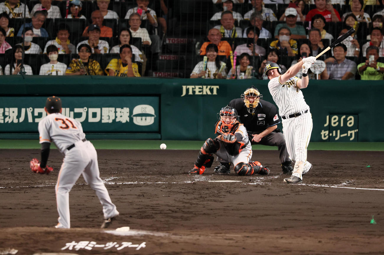 阪神対巨人　4回裏阪神1死満塁。ノイジーは投ゴロ併殺打に終わる。投手は赤星（撮影・加藤哉）