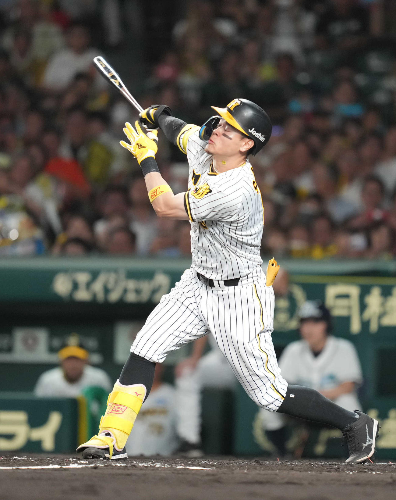 阪神対巨人　4回裏阪神無死満塁、空振り三振に倒れる佐藤輝（撮影・狩俣裕三）