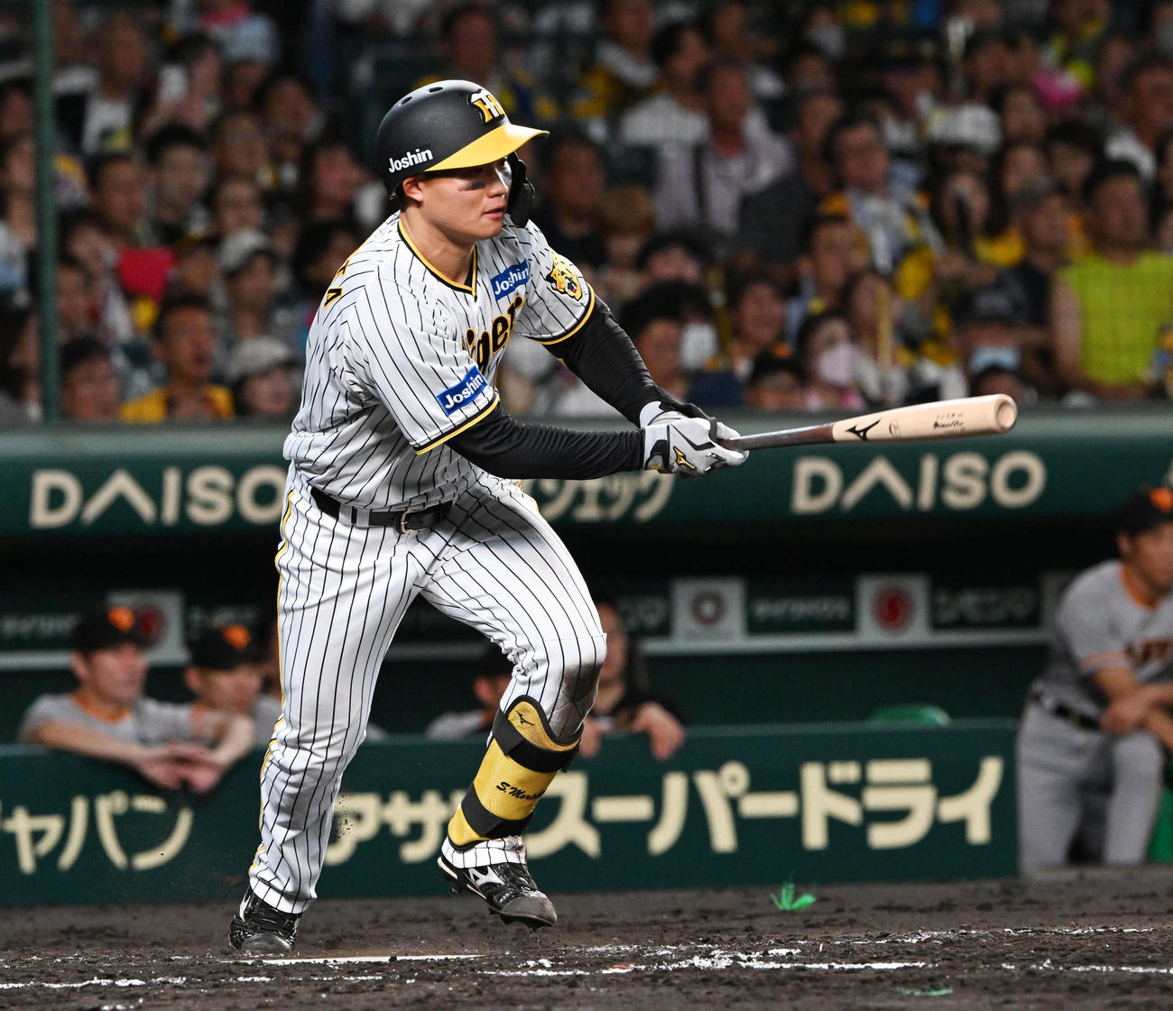 阪神対巨人　4回裏阪神無死一塁、森下は右前打を放つ（撮影・前岡正明）