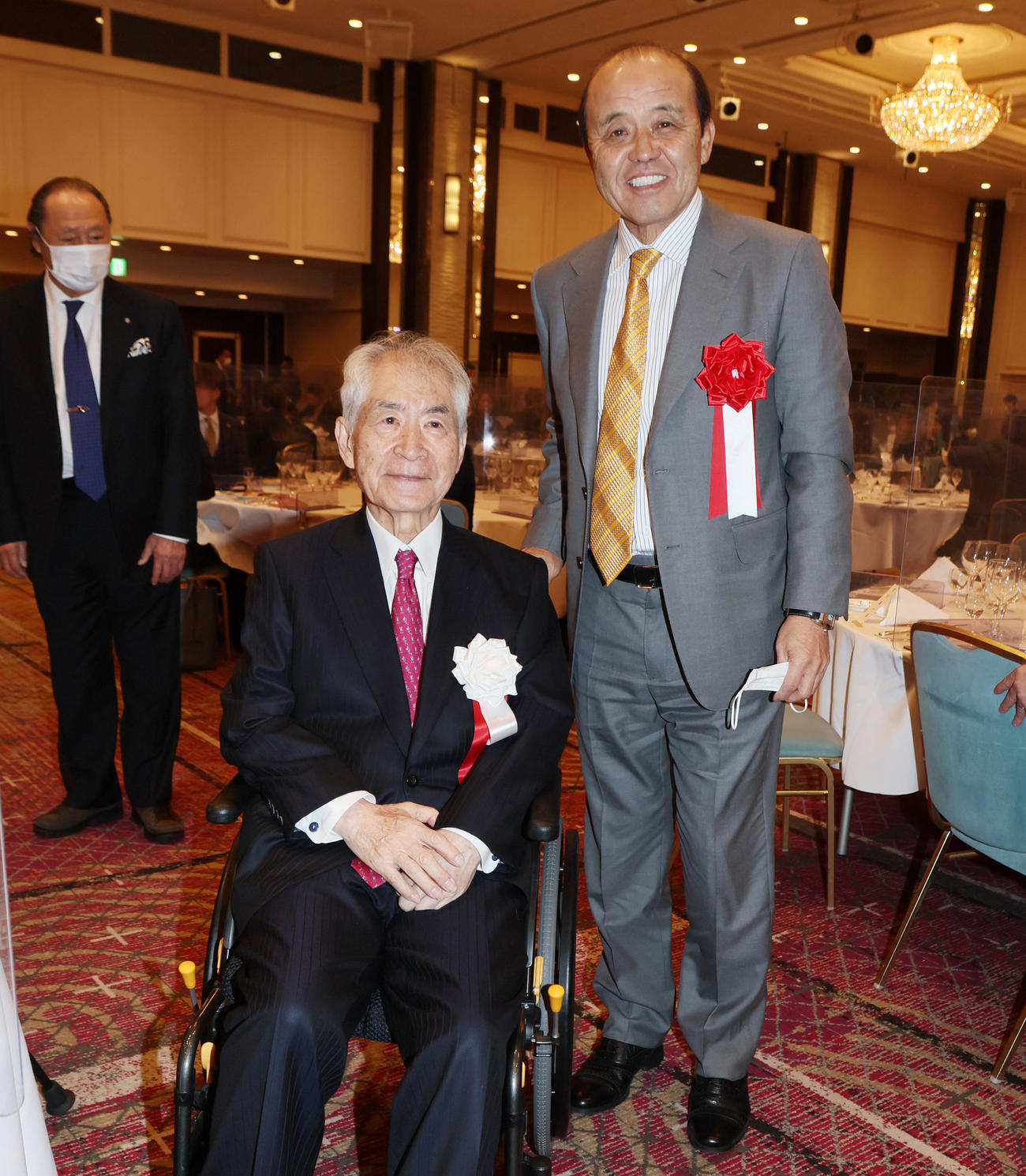 「岡田彰布監督就任激励会」で京都大学特別教授の本庶佑氏（左）と写真に納まる岡田監督（2023年1月24日撮影）