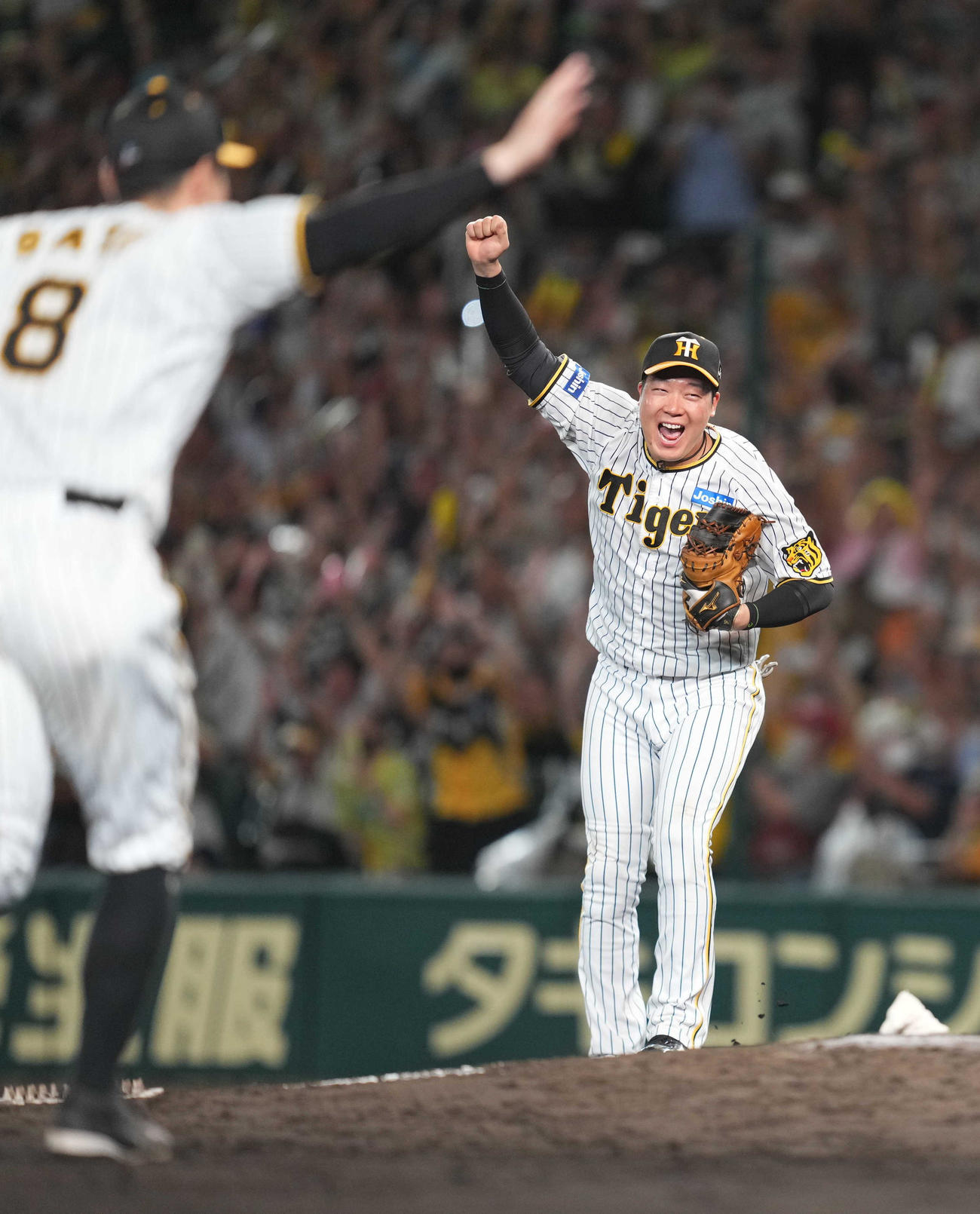 阪神対巨人　リーグ優勝を決め、マウンドに駆け出す大山（撮影・狩俣裕三）