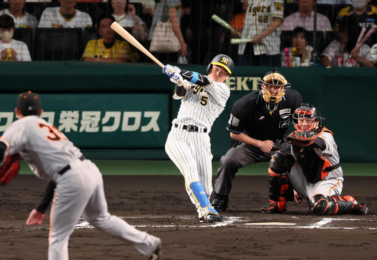 阪神対巨人　6回裏阪神無死。近本は右前打を放つ。投手は赤星（撮影・加藤哉）