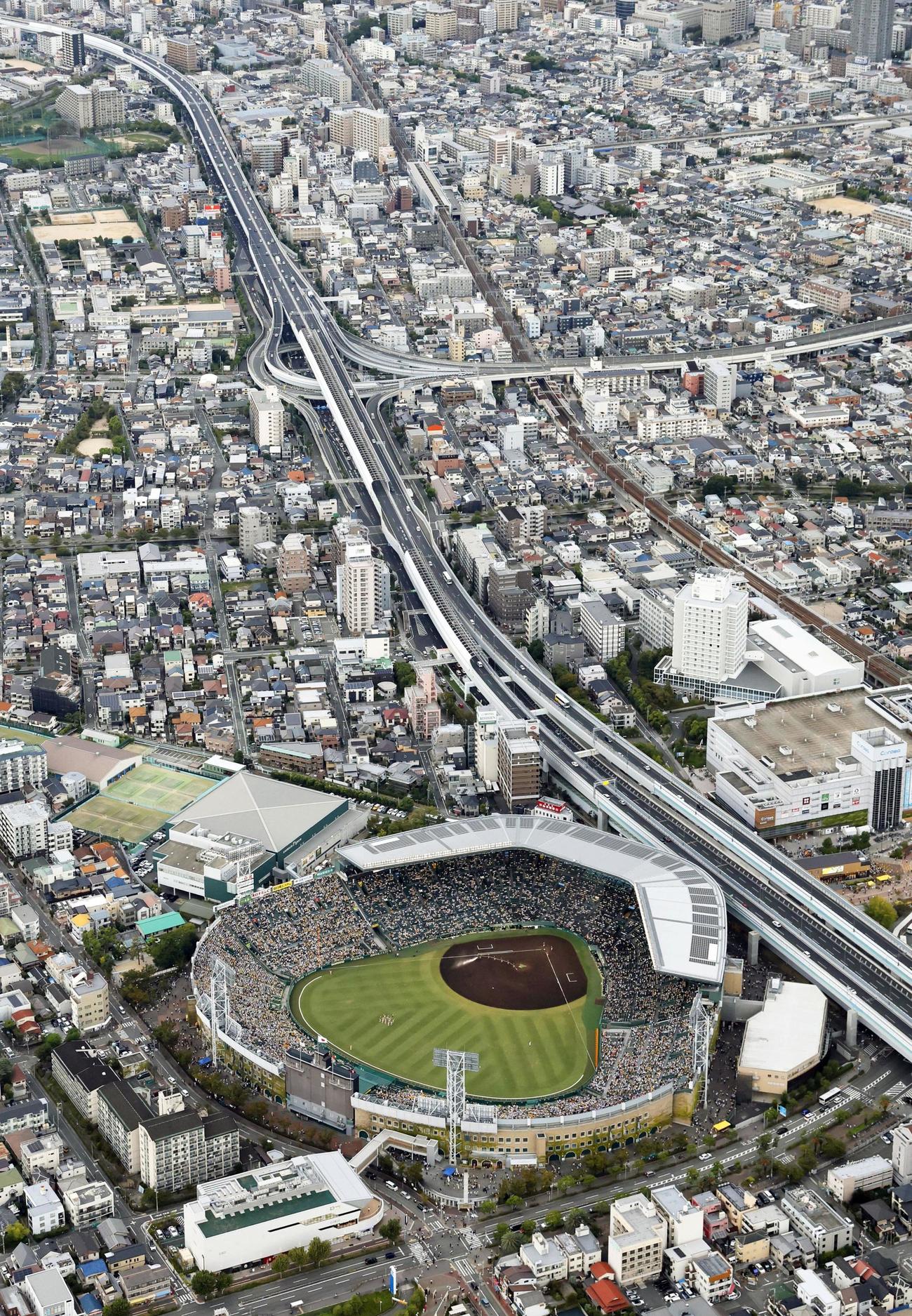 阪神対巨人戦が行われた甲子園球場（共同）