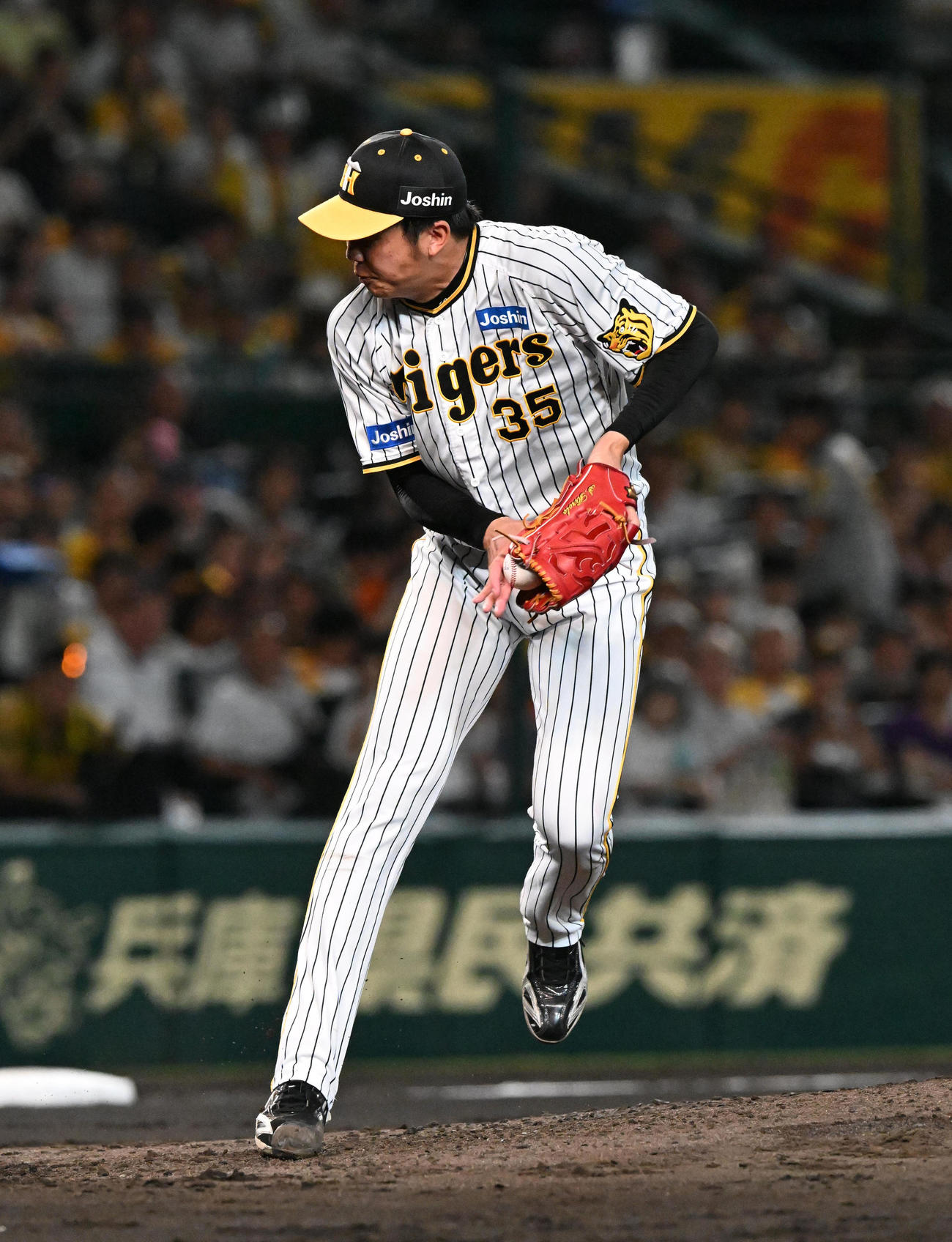 阪神対巨人　6回表巨人無死、長野を投ゴロに討ち打ち取った阪神先発の才木（撮影・前岡正明）