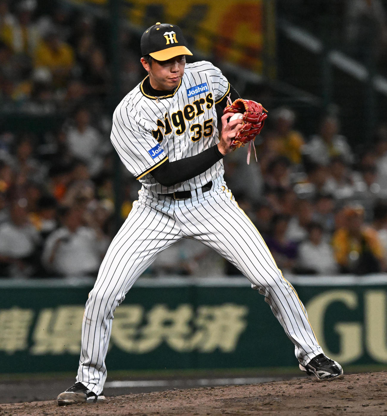 阪神対巨人　6回表巨人無死、長野を投ゴロに討ち打ち取った阪神先発の才木（撮影・前岡正明）