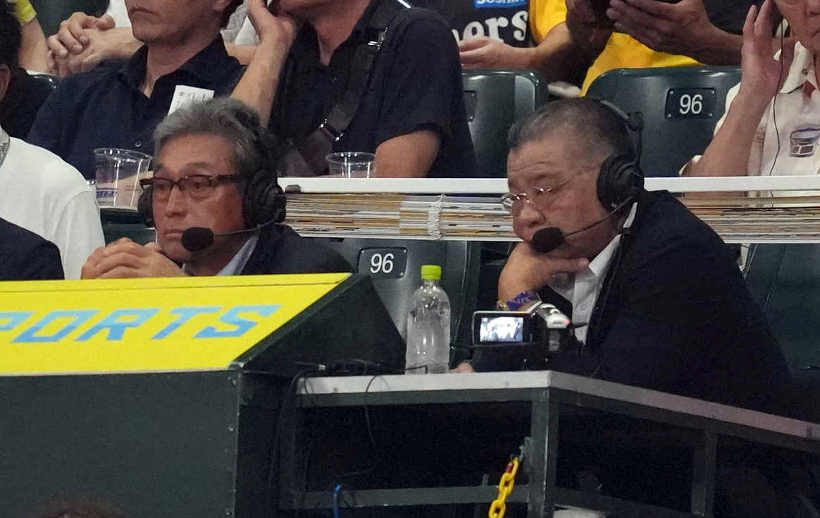 阪神対巨人　テレビ解説席から試合を見守る真弓氏（左）と掛布氏（撮影・狩俣裕三）