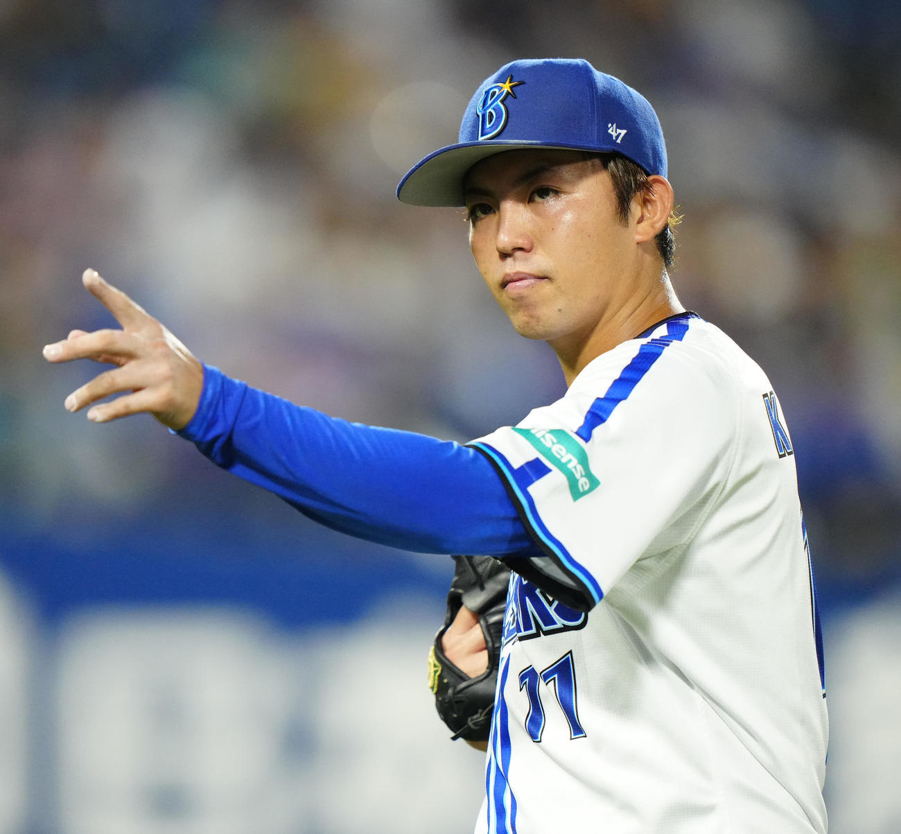 DeNA対中日　3回表終了後、DeNA捕手山本（左）を指さす先発の東（撮影・江口和貴）