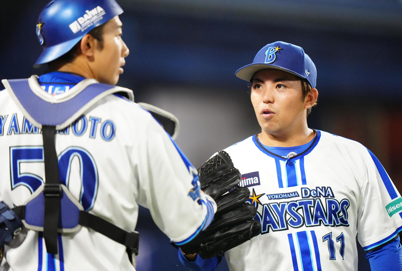 DeNA対中日　3回表終了後、DeNA捕手山本（左）とタッチを交わす先発の東（撮影・江口和貴）