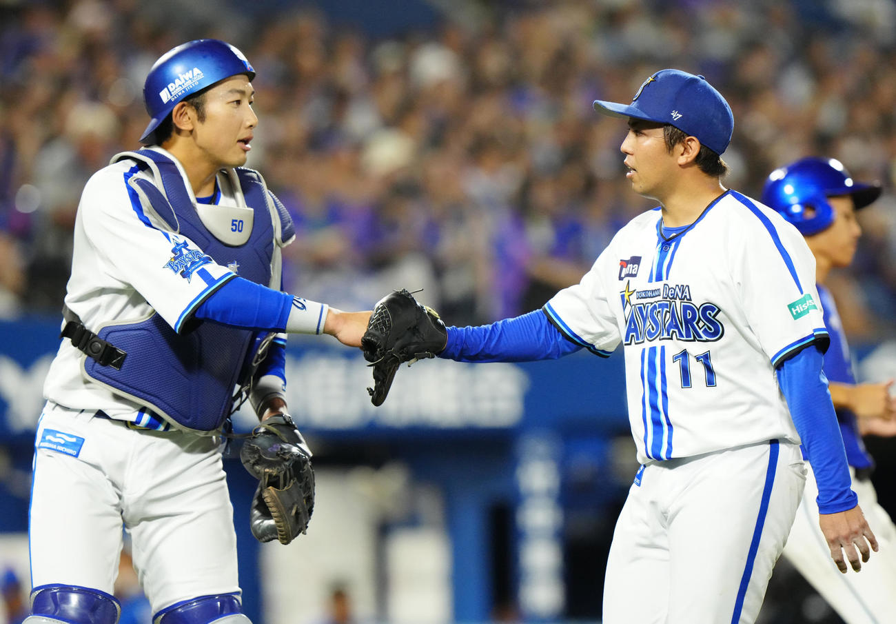 DeNA対中日　8回表終了後、タッチを交わすDeNA先発の東（右）と捕手山本（撮影・江口和貴）