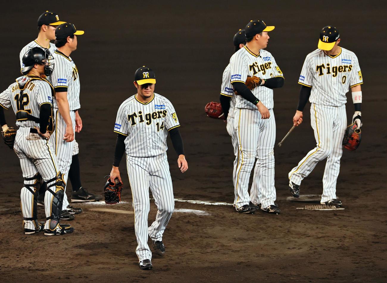 阪神対巨人　8回、失点し降板する2番手の岩貞祐太（撮影・上田博志）