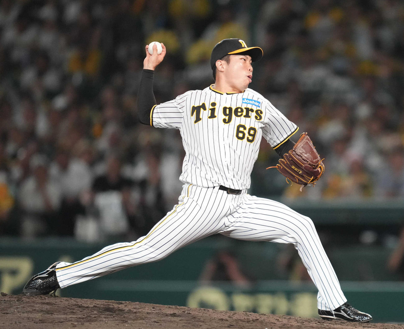 阪神対巨人　8回表途中から登板する阪神3番手の石井（撮影・狩俣裕三）