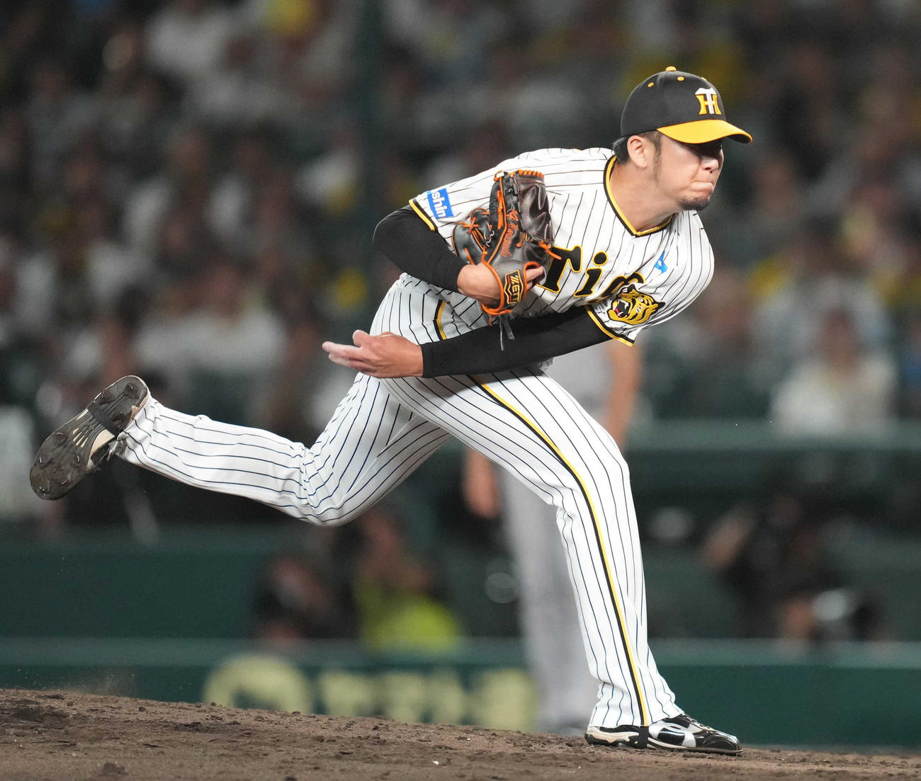 阪神対巨人　8回表から登板する阪神2番手の岩貞（撮影・狩俣裕三）