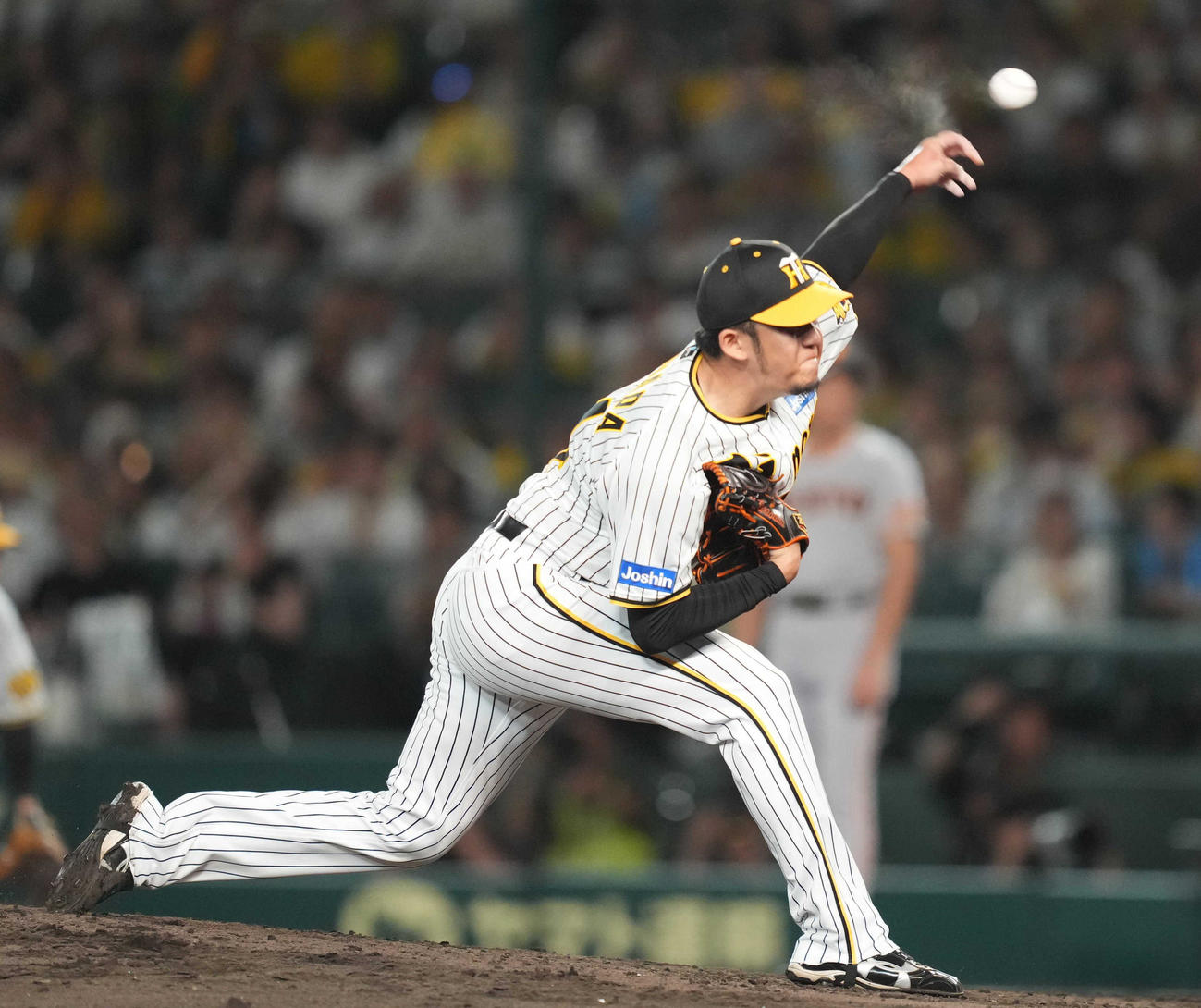 阪神対巨人　8回表から登板する阪神2番手の岩貞（撮影・狩俣裕三）