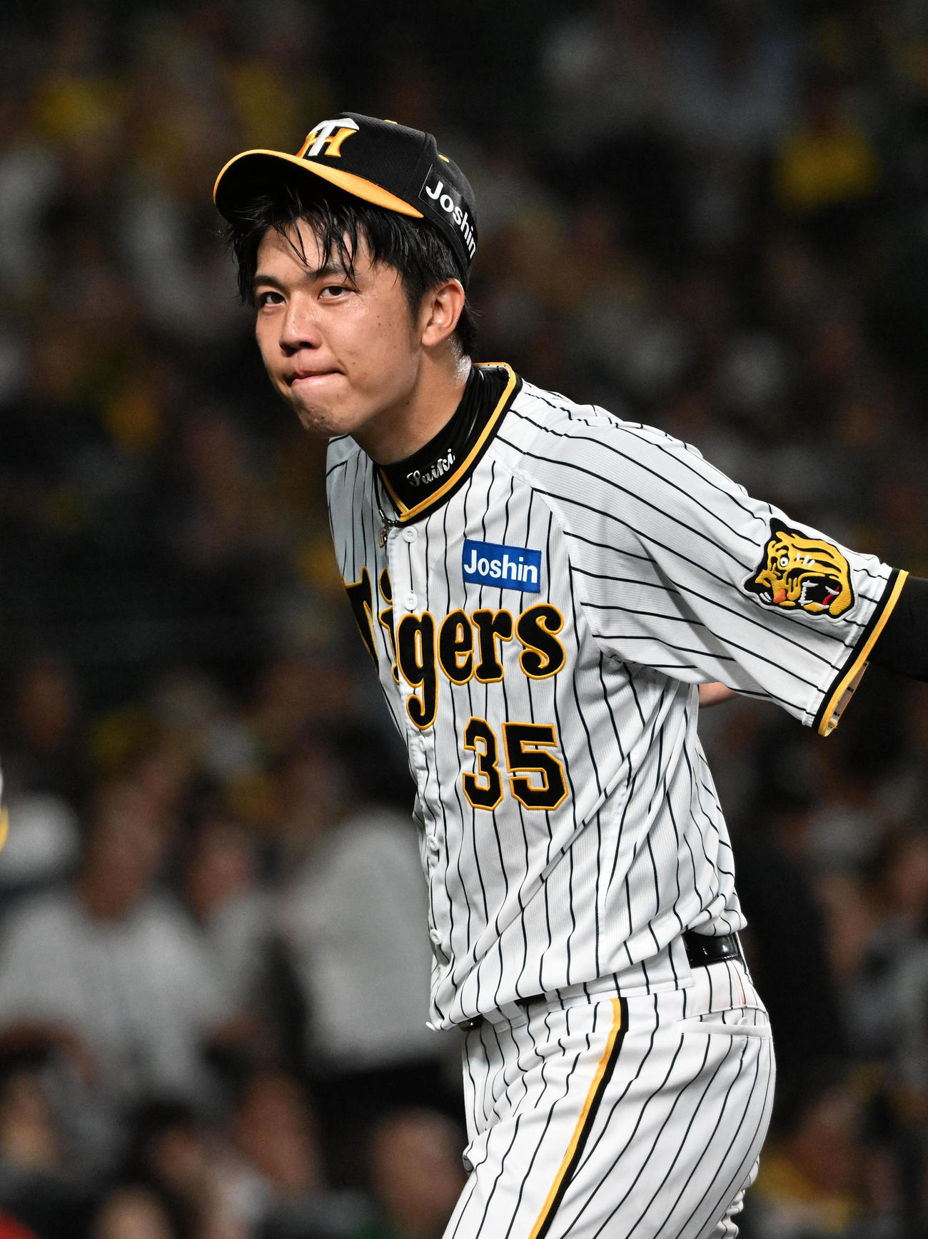 阪神対巨人　7回、気合いの表情でベンチに戻る才木（撮影・前岡正明）
