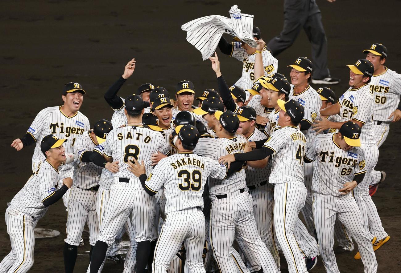 セ・リーグで18年ぶりの優勝を決め、喜ぶ阪神ナイン（共同）