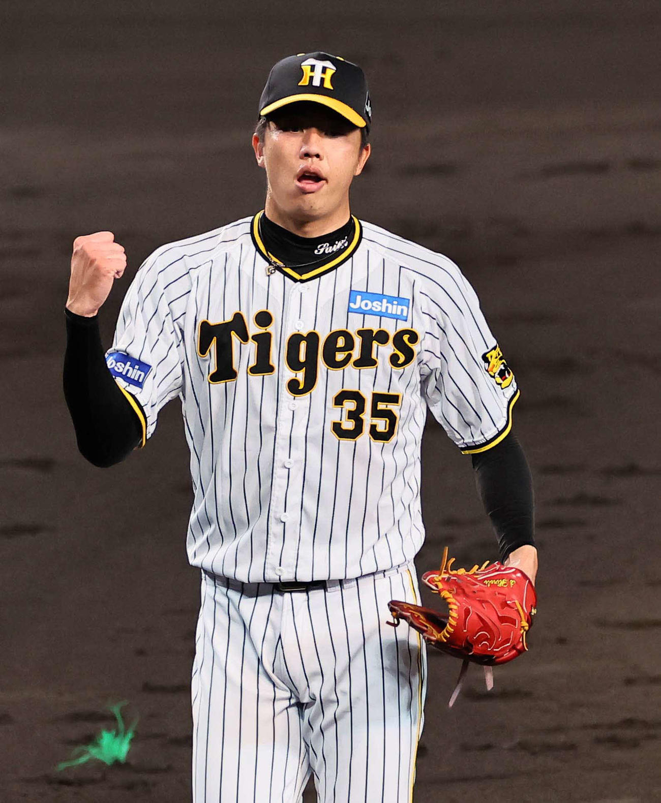 阪神対巨人　7回表巨人2死、岸田を三ゴロに打ち取りガッツポーズをする才木（撮影・上田博志）