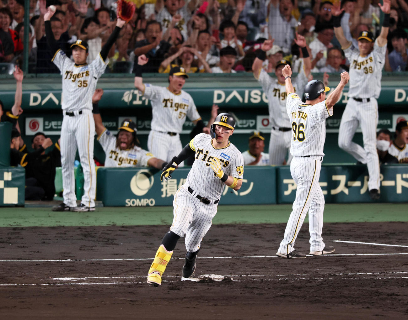 阪神対巨人　6回裏阪神2死一塁、佐藤輝は中越え2点本塁打を放ちダイヤモンドを回る（撮影・加藤哉）