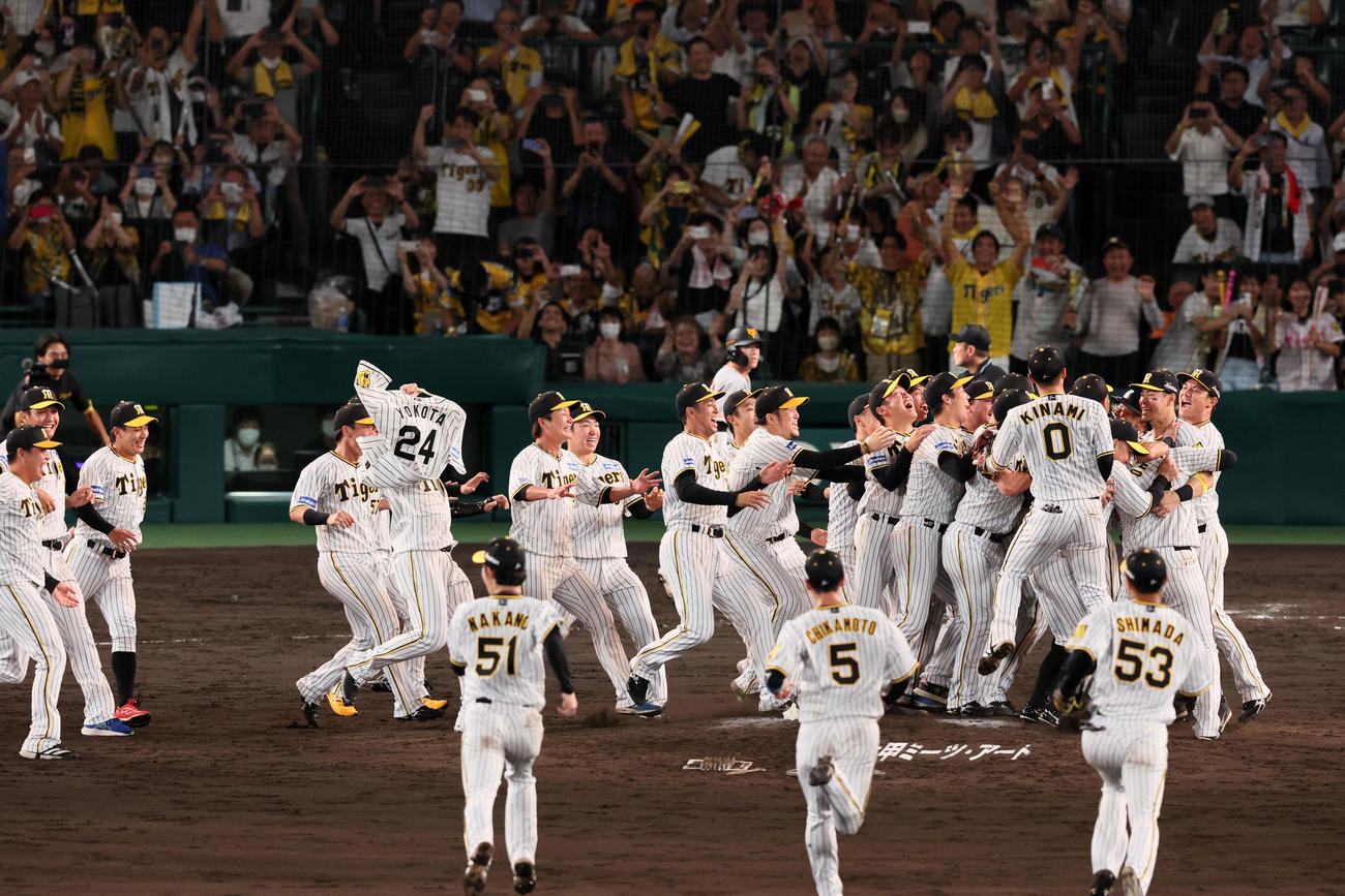 阪神対巨人　9回表2死三塁、巨人に勝利しリーグ優勝を決めマウンドに集まる阪神ナイン（撮影・加藤哉）