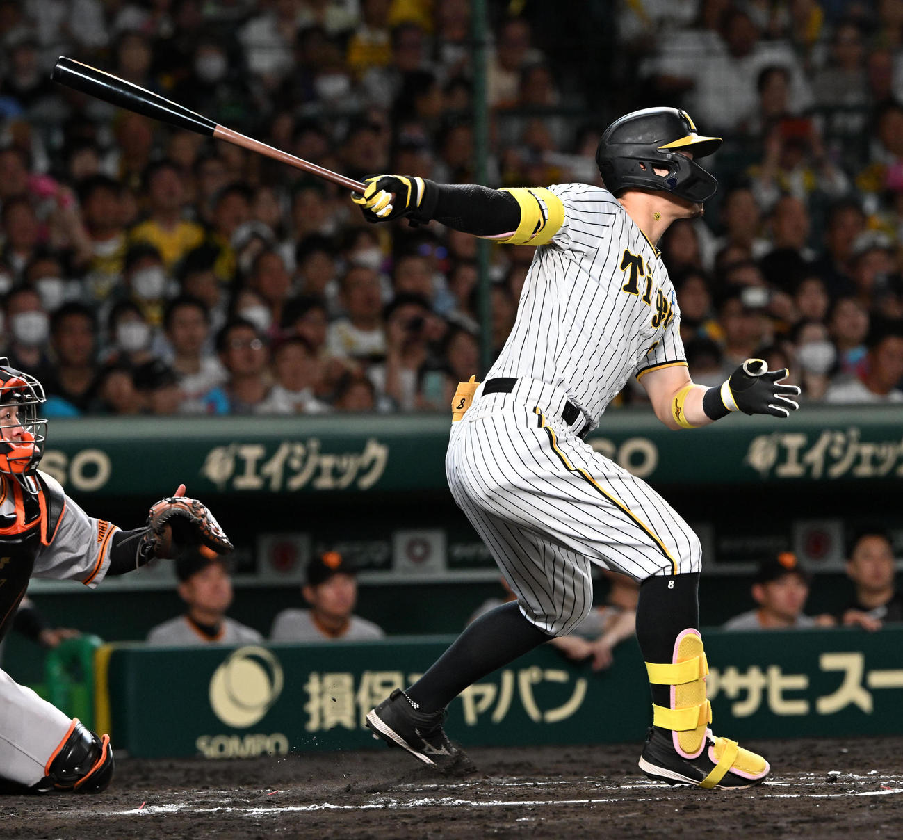 阪神対巨人　6回裏阪神2死一塁、佐藤輝はバックスクリーンに2点本塁打を放つ（撮影・前岡正明）