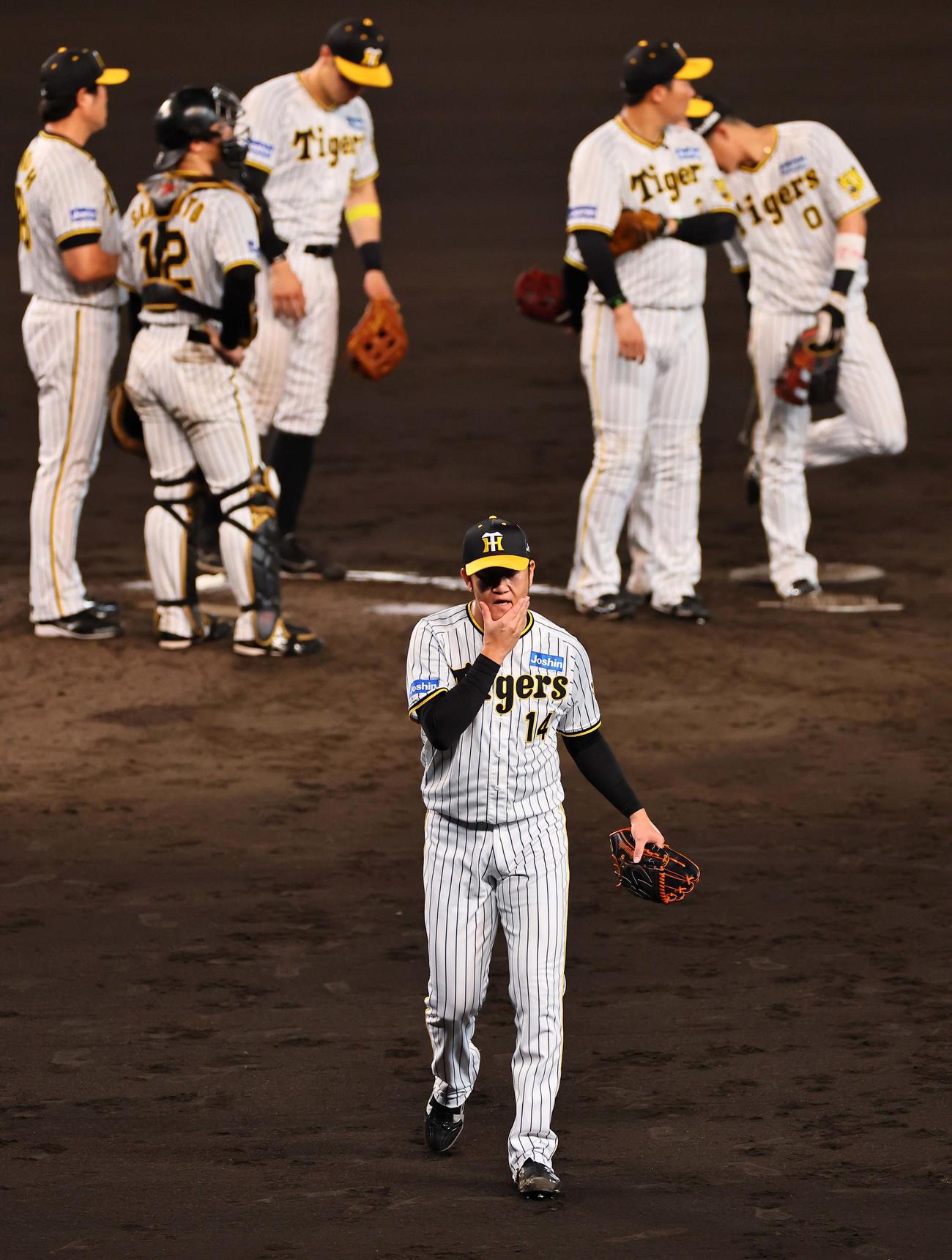 阪神対巨人　8回、失点し降板する2番手の岩貞祐太（撮影・上田博志）