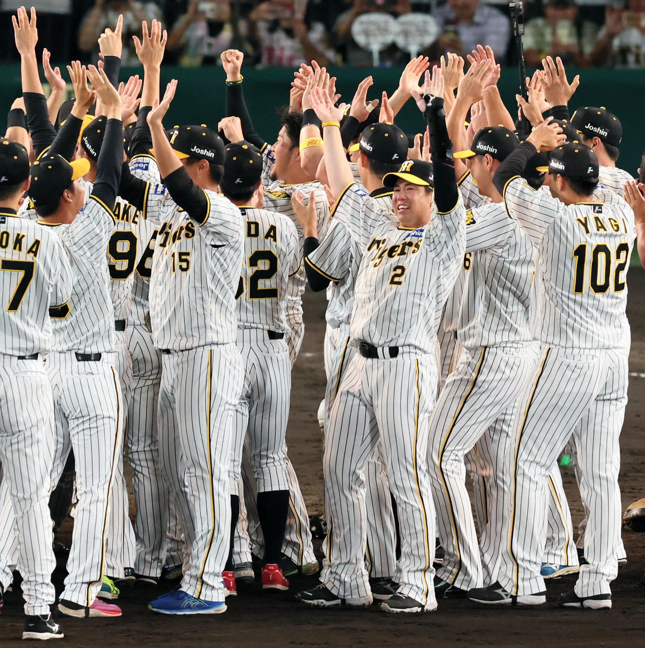 阪神対巨人　セ・リーグ優勝を決め胴上げに参加する梅野（撮影・加藤哉）