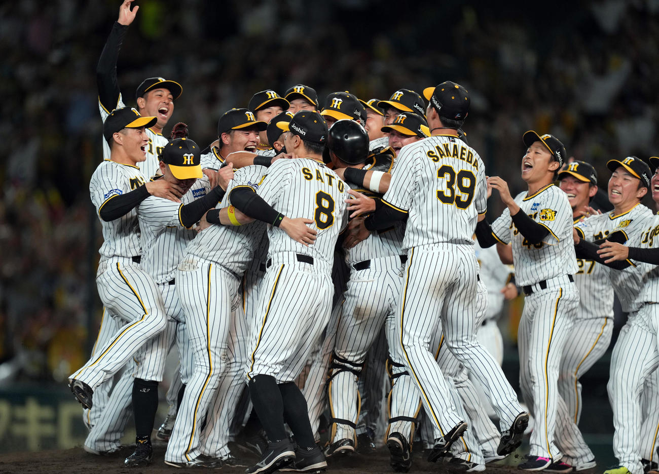 阪神対巨人　リーグ優勝を決め、マウンドで歓喜する阪神の選手たち（撮影・狩俣裕三）