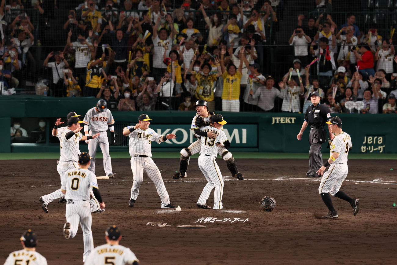 阪神対巨人　9回表2死三塁、巨人に勝利しリーグ優勝を決めマウンドに集まる阪神ナイン（撮影・加藤哉）