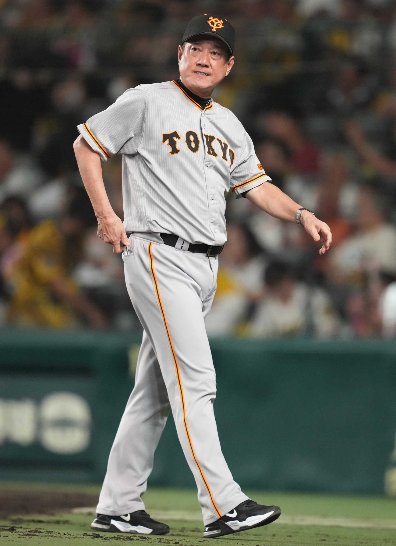 阪神対巨人　8回表を終え、選手の交代を告げ、厳しい表情の原監督（撮影・狩俣裕三）