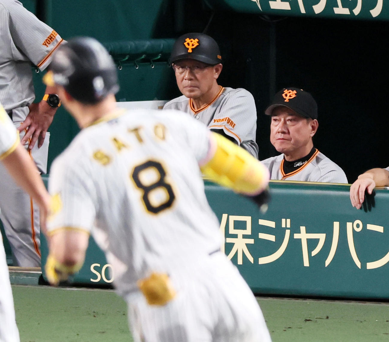 阪神対巨人　6回裏阪神2死一塁、佐藤輝の中越え2点本塁打をベンチから見守る原監督（撮影・加藤哉）