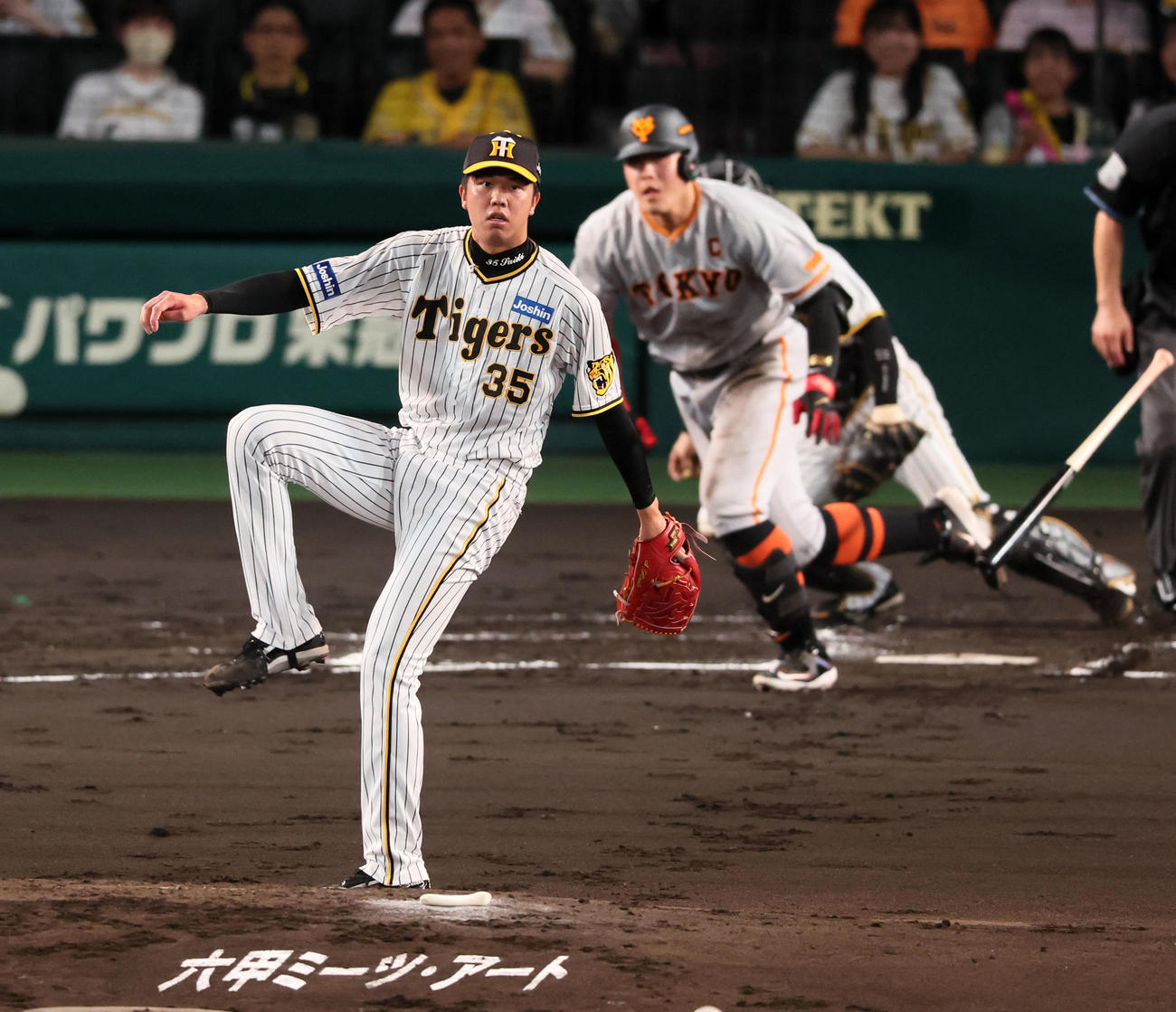 阪神対巨人　2回表巨人無死、才木は岡本和に中前打を許す（撮影・加藤哉）