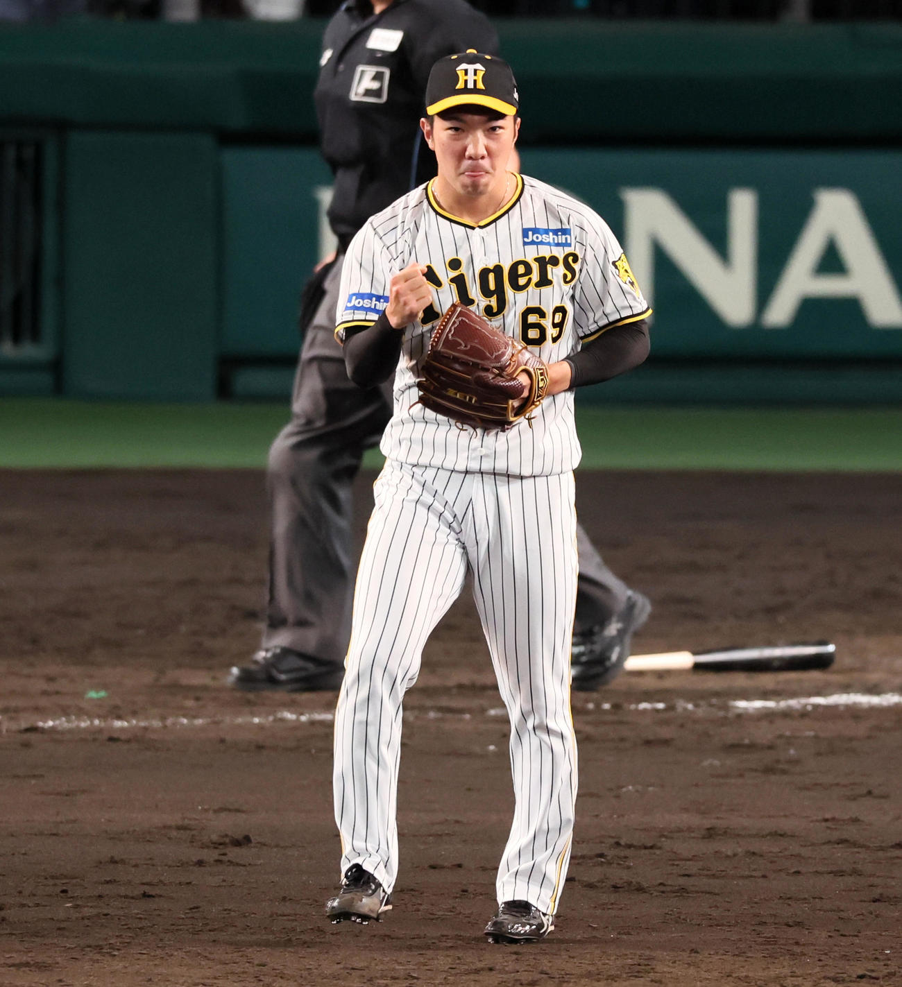 阪神対巨人　9回表巨人1死一塁、石井は岡本和を三ゴロ併殺に仕留めて試合終了となりマウンドでガッツポーズを見せる（撮影・加藤哉）