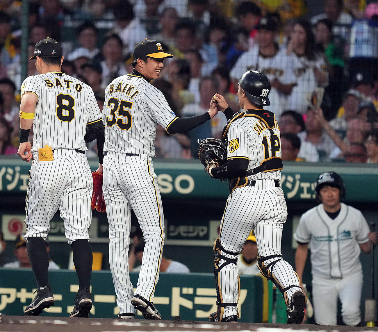 阪神対巨人　1回表を抑え、坂本（右）と笑顔でタッチを交わす才木（撮影・狩俣裕三）