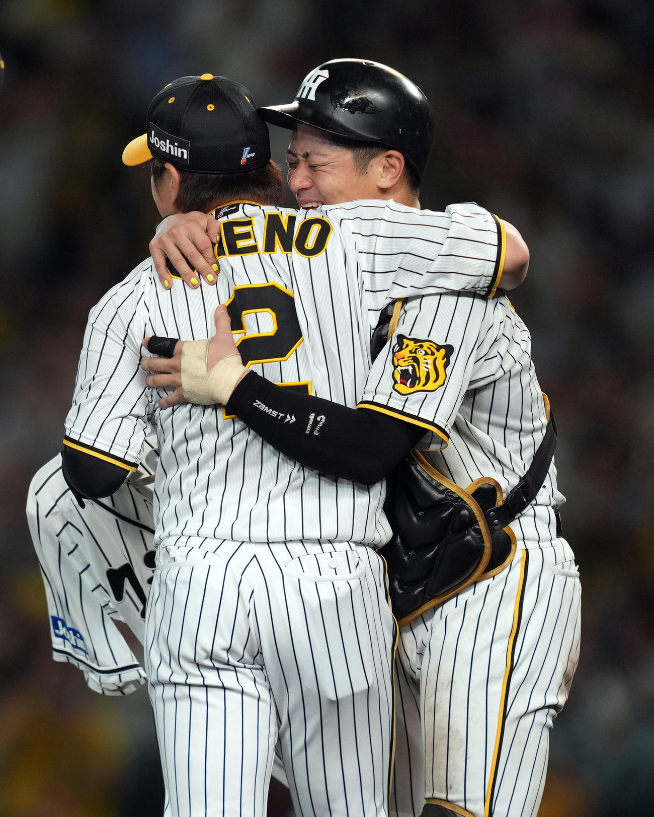 阪神対巨人　リーグ優勝を決め、梅野（左）と抱き合い喜ぶ坂本（撮影・狩俣裕三）