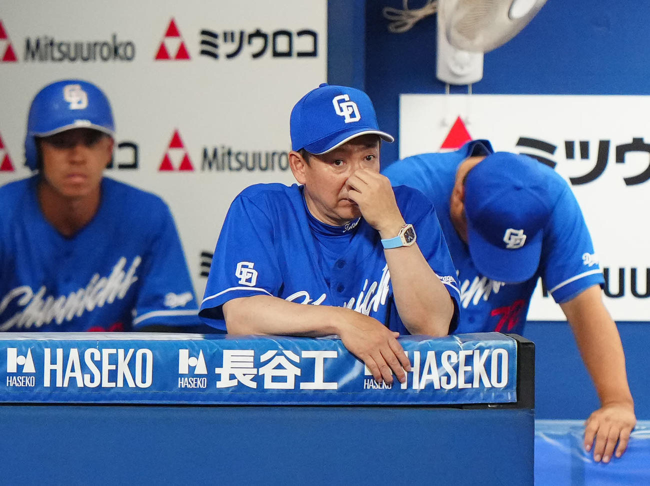 DeNA対中日　9回表、ベンチで厳しい表情の中日立浪監督（中央）（撮影・江口和貴）