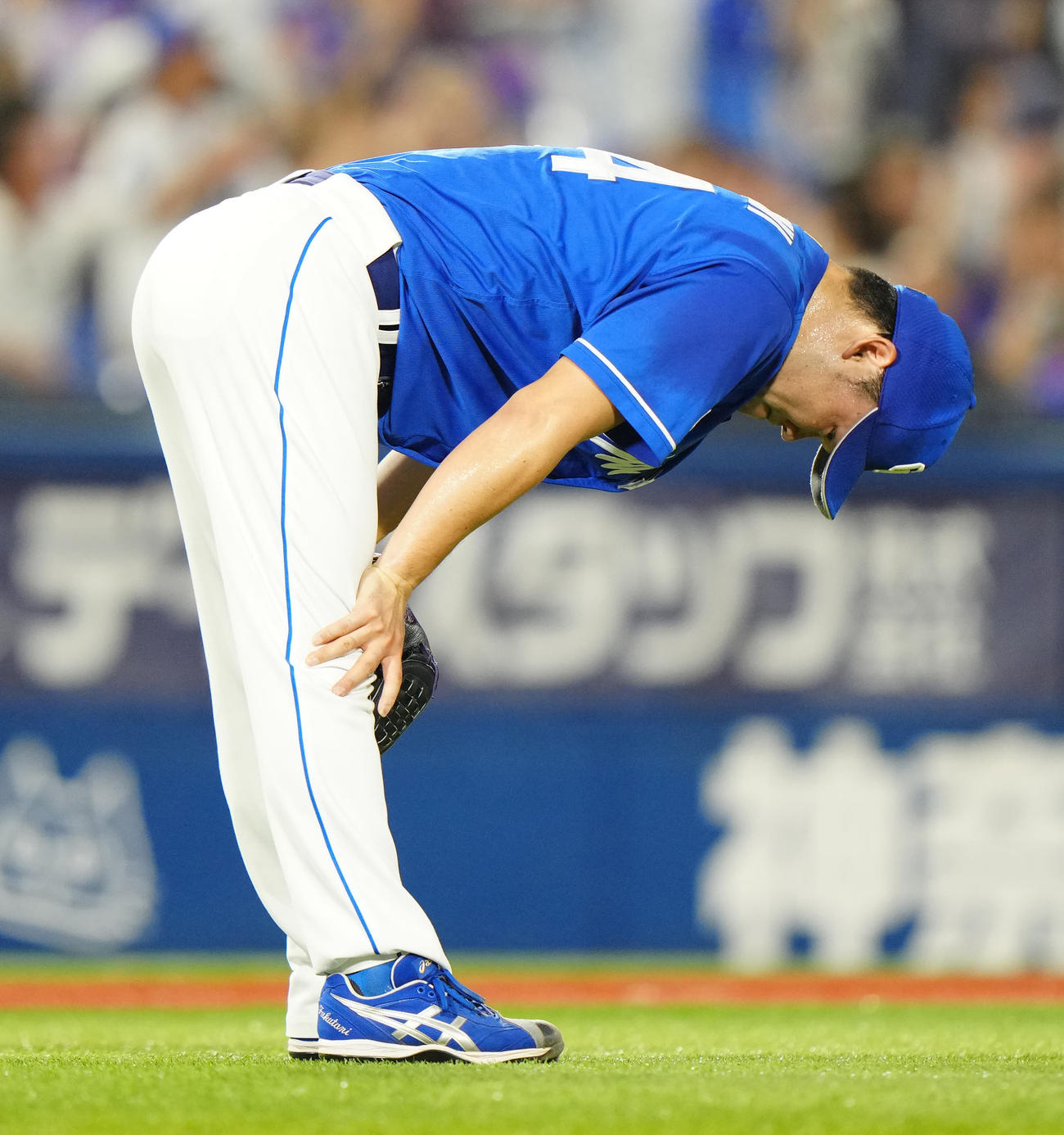 DeNA対中日　8回裏DeNA2死一塁、ソトに2点本塁打を浴び、膝に手をやる福谷（撮影・江口和貴）