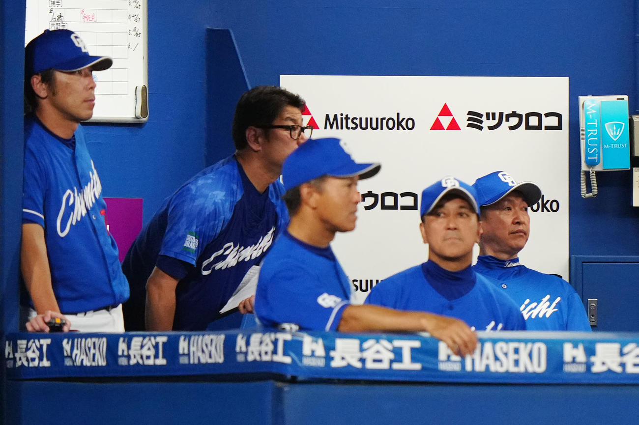 DeNA対中日　6回裏DeNA2死一塁、小笠原がソトに2点本塁打を浴び、ベンチで厳しい表情の立浪監督（右端）（撮影・江口和貴）