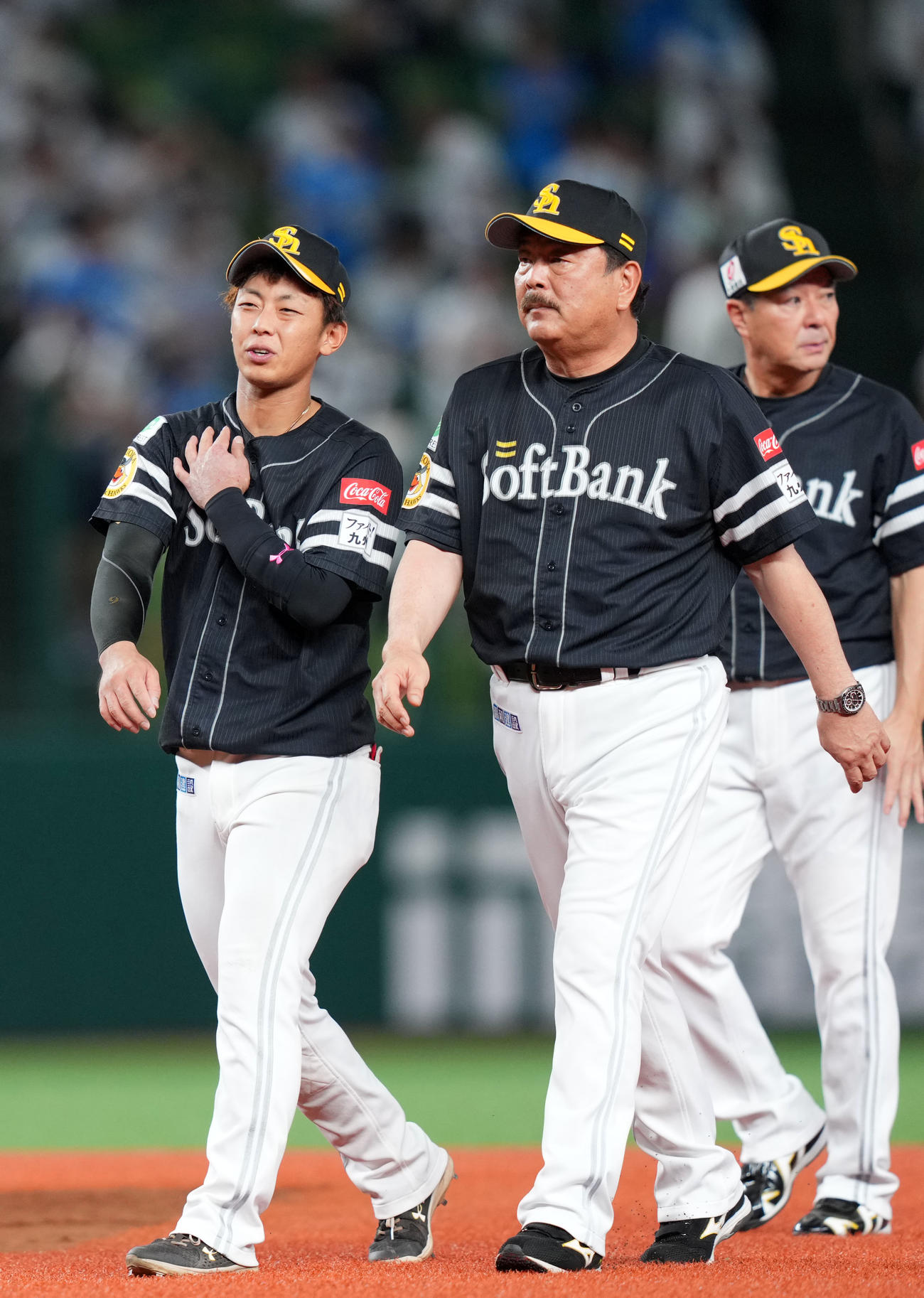 西武対ソフトバンク　試合を終えグラウンドを後にするソフトバンク今宮（左）と藤本監督（同2人目）（撮影・横山健太）