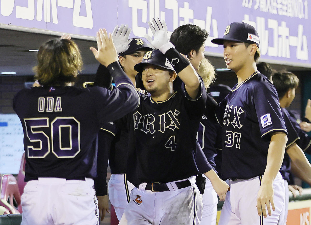 楽天対オリックス　11回表オリックス2死一塁、森（中央）は右越え2点本塁打を放ち笑顔でタッチを交わす（撮影・足立雅史）