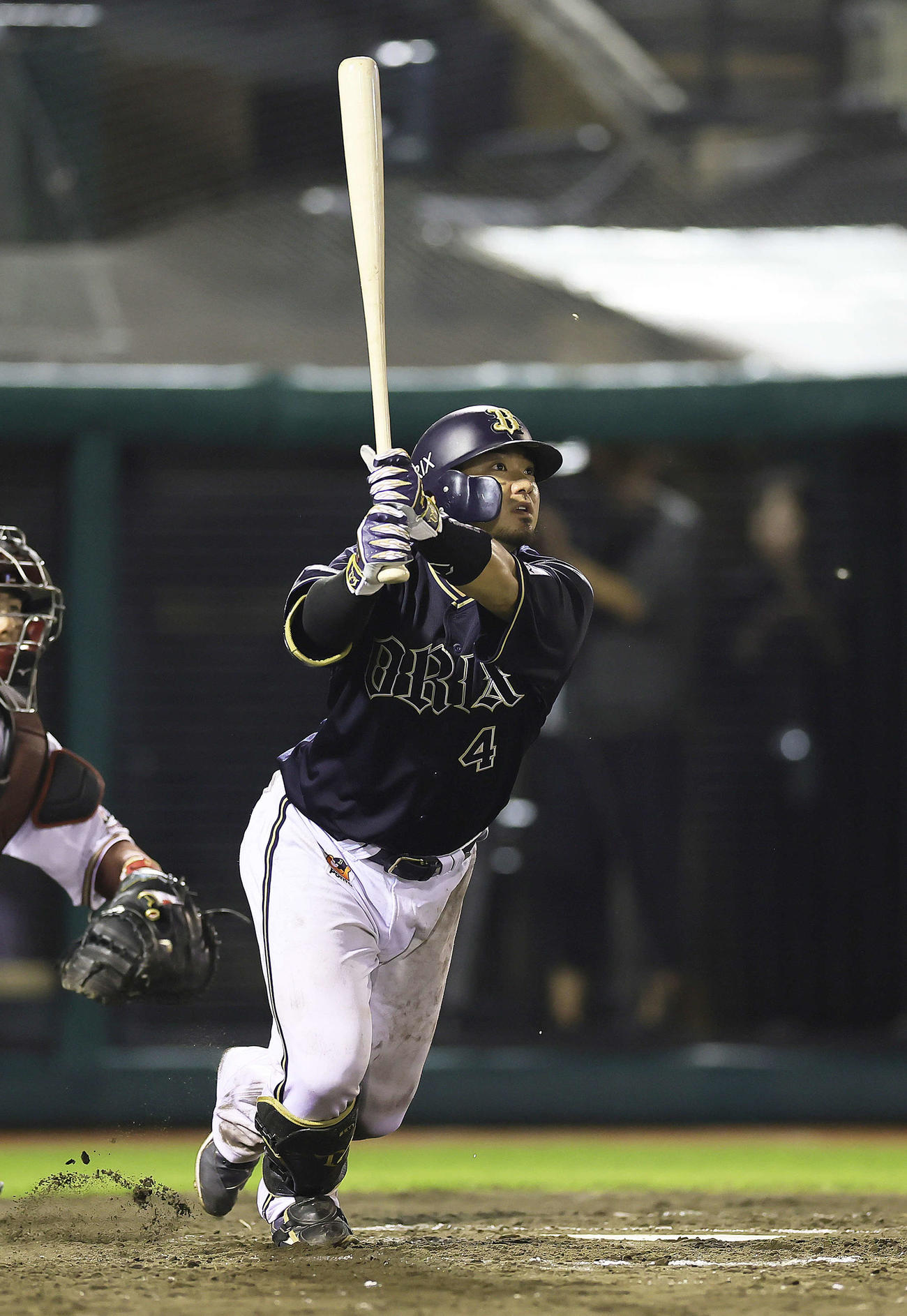 楽天対オリックス　11回表オリックス2死一塁、森は右越え2点本塁打を放つ（撮影・足立雅史）