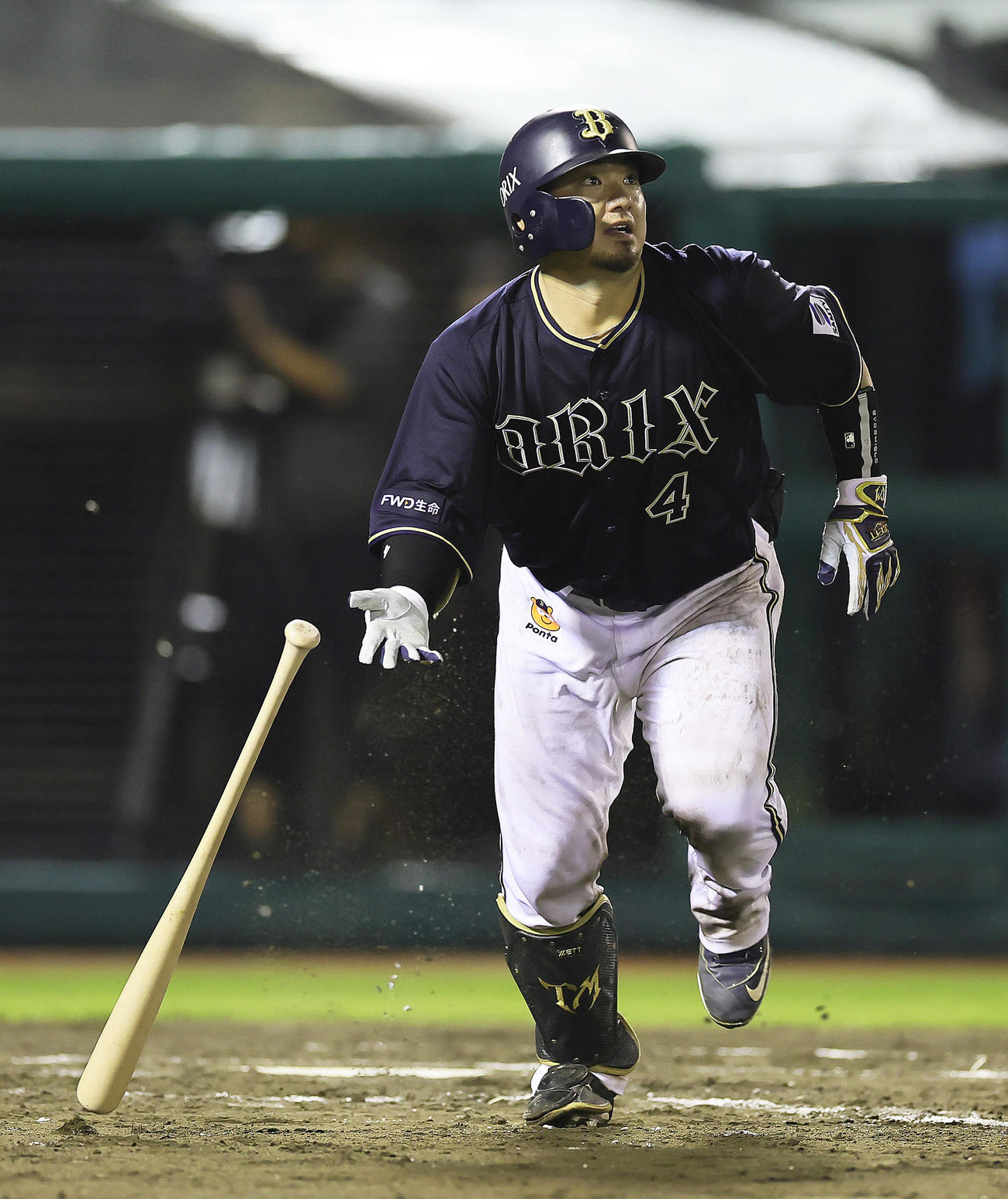 楽天対オリックス　11回表オリックス2死一塁、森は右越え2点本塁打を放つ（撮影・足立雅史）