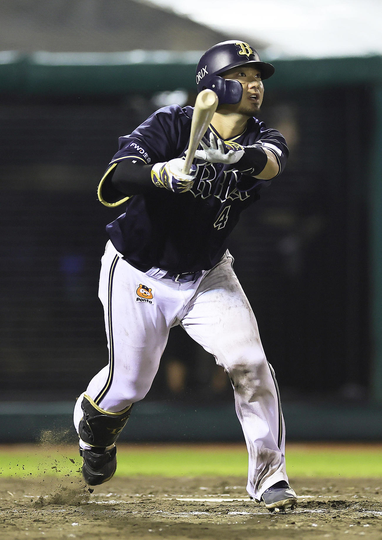 楽天対オリックス　11回表オリックス2死一塁、森は右越え2点本塁打を放つ（撮影・足立雅史）