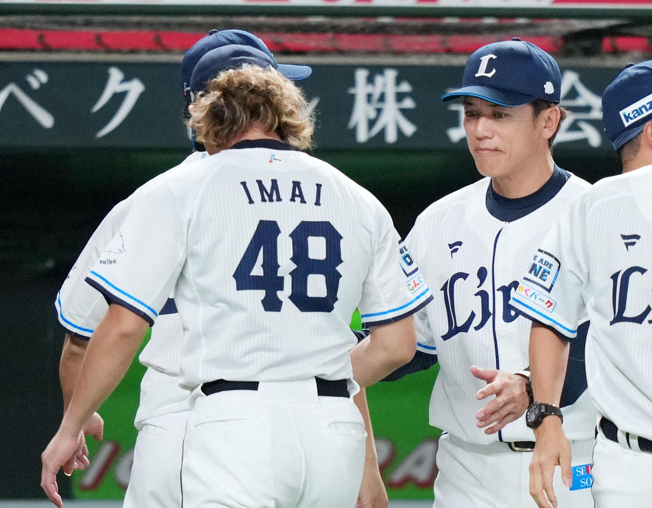 西武対ソフトバンク　勝利投手となった西武今井（左）を労う松井監督（撮影・横山健太）