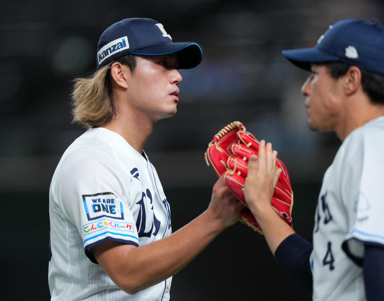 西武対ソフトバンク　1回表を終えナインとタッチを交わす西武今井（撮影・横山健太）