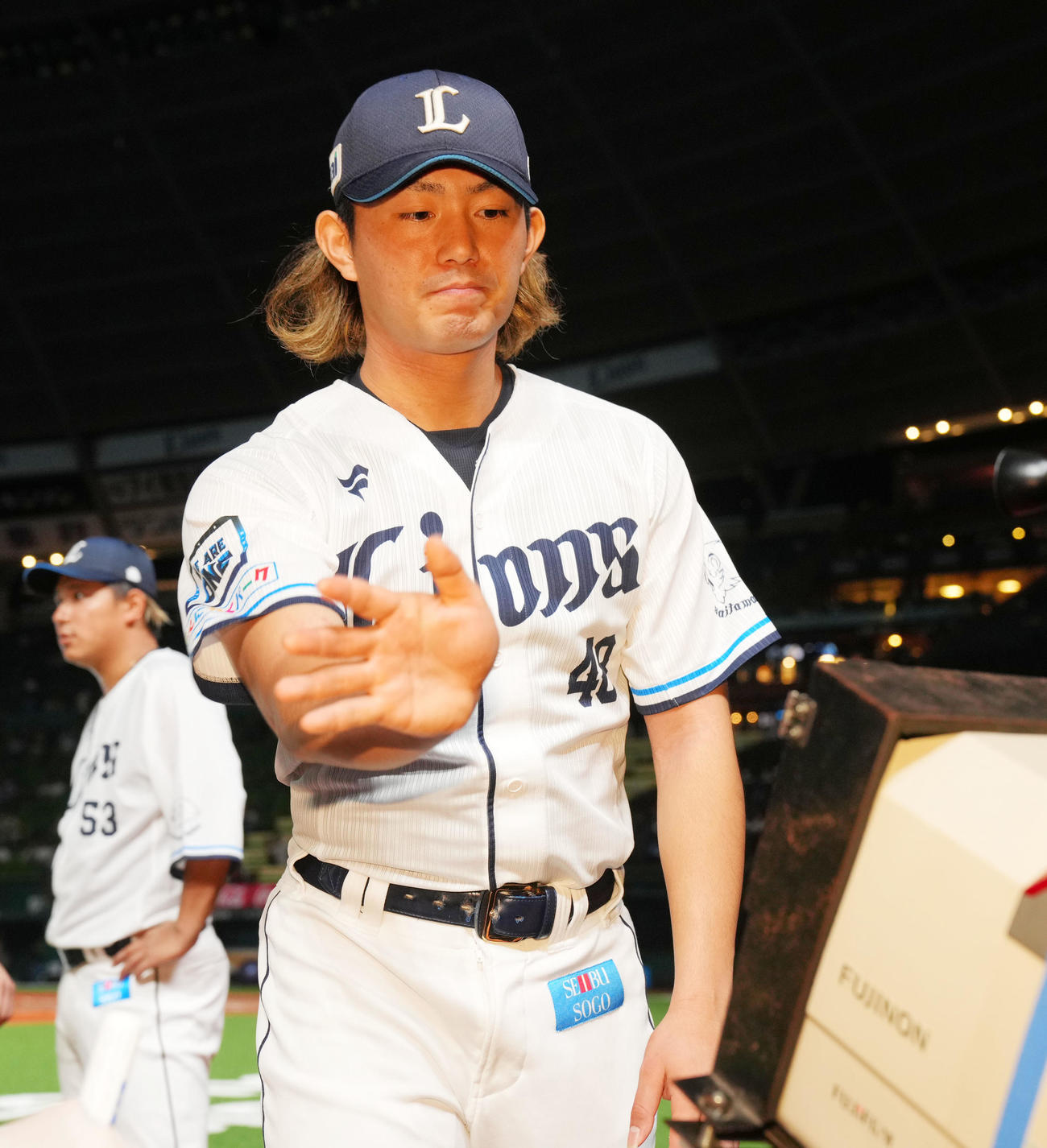 西武対ソフトバンク　笑顔で手を振る西武今井（撮影・横山健太）