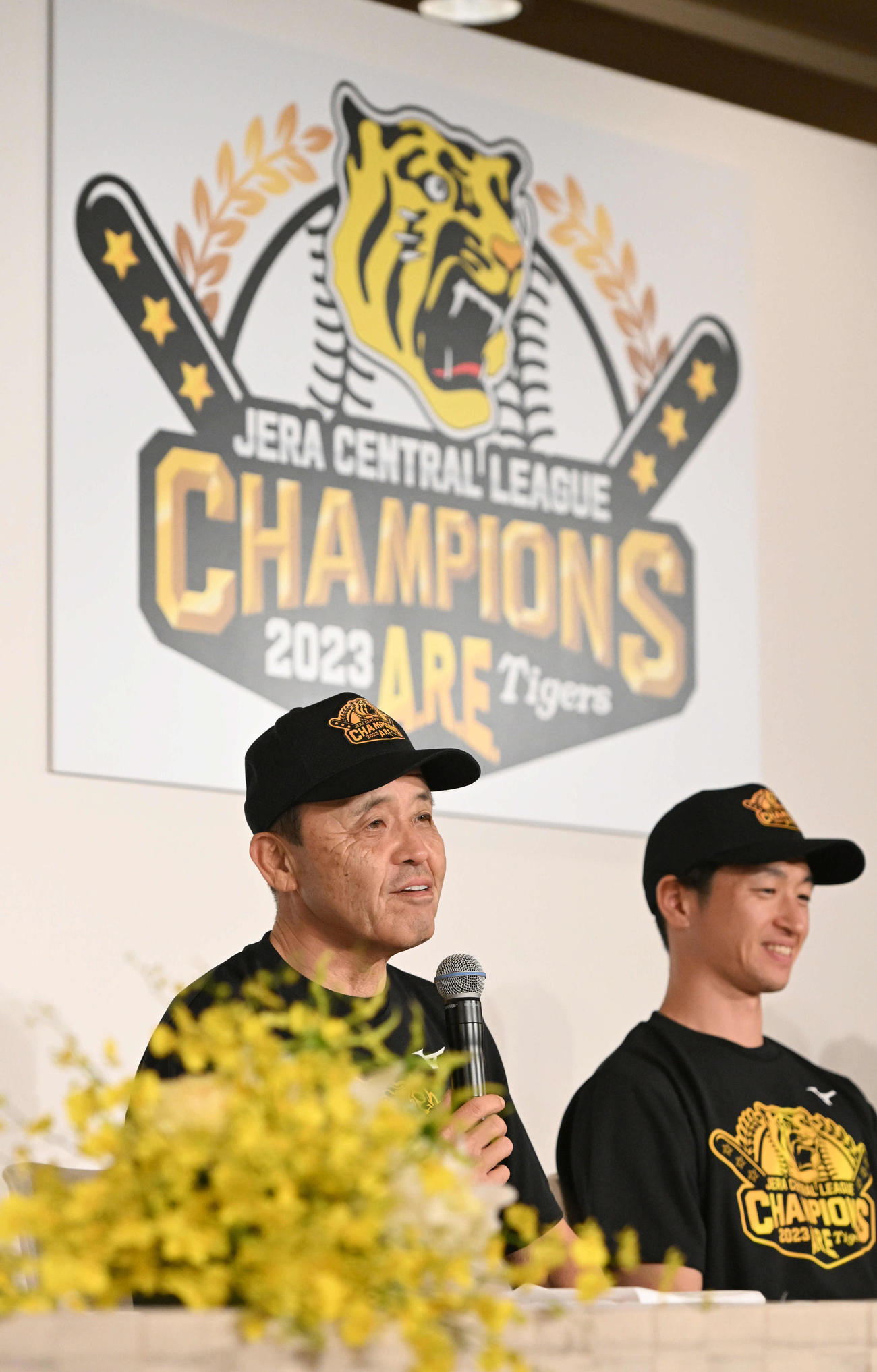 優勝を決め共同記者会見をする（左から）岡田監督、近本（撮影・石井愛子）
