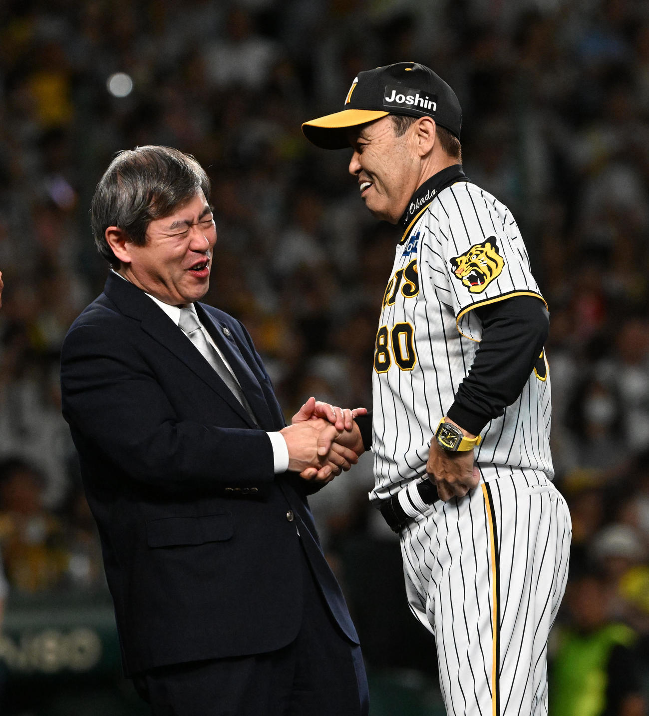 阪神対巨人　優勝した岡田監督（右）は杉山オーナーの祝福を受ける（撮影・前岡正明）